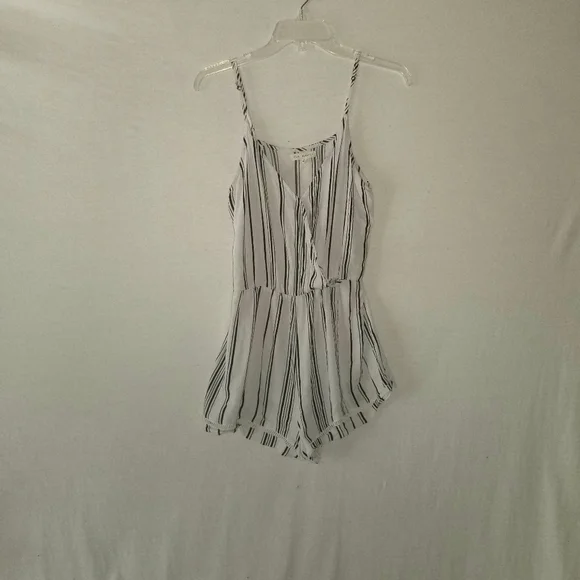 L.A. Hearts Romper - Picture 1 of 2